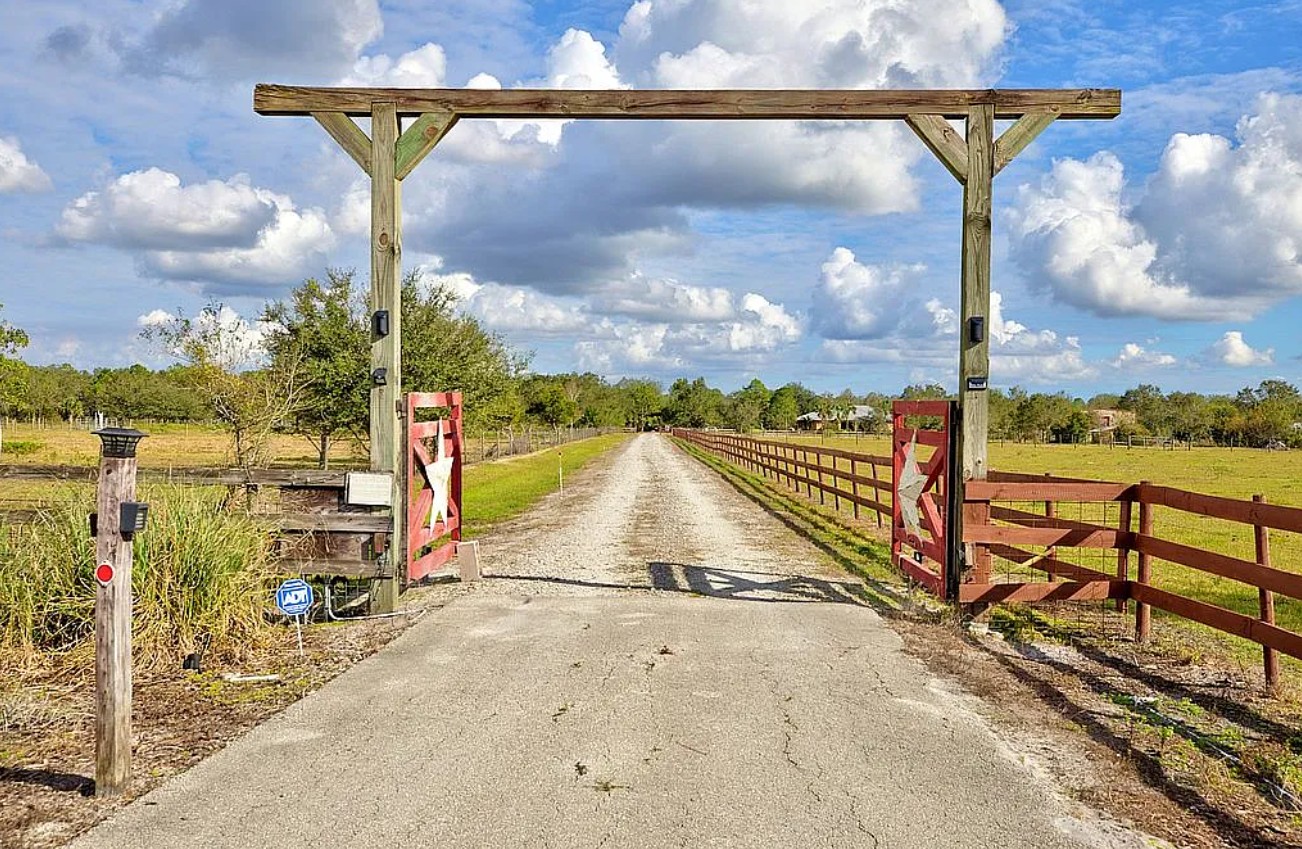 4 Bedroom House For Sale By Owner in Venus, FL 
