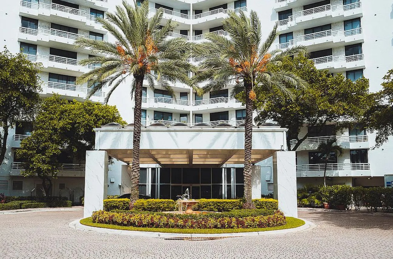 3 Bedroom Condo For Sale By Owner in Aventura, FL 