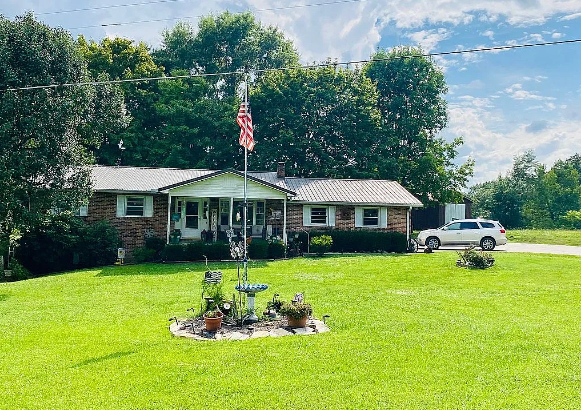 3 Bedroom House For Sale By Owner in Deer Lodge, TN
