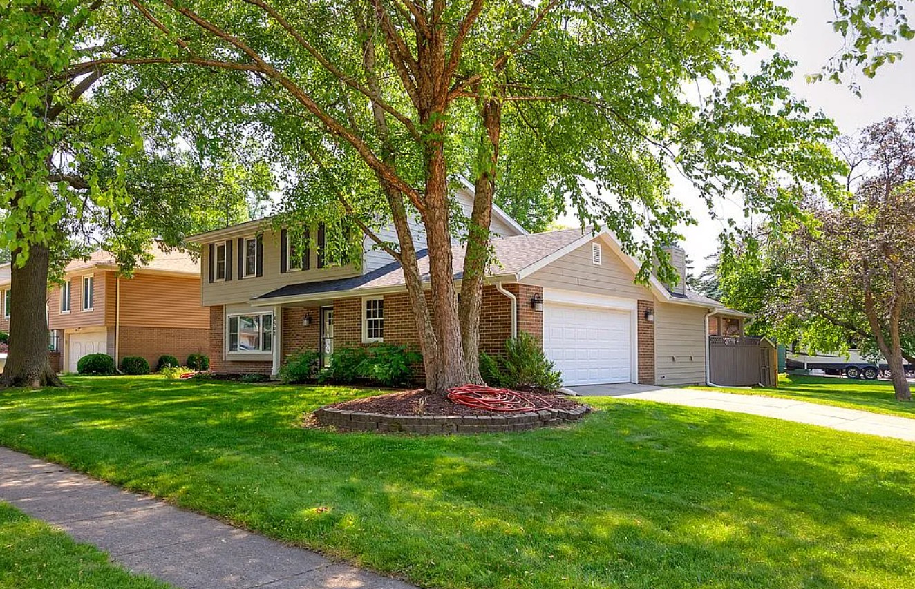 4 Bedroom House For Sale By Owner in Urbandale, IA 
