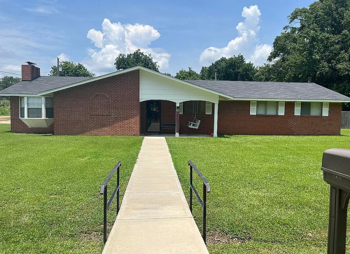 4 Bedroom House For Sale By Owner in Anguilla, MS 