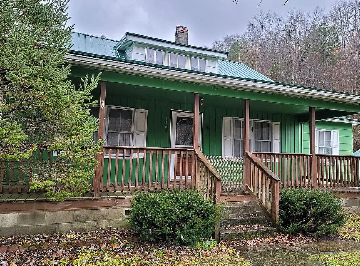 Cape Cod Style House For Sale By Owner in Louisa, KY 