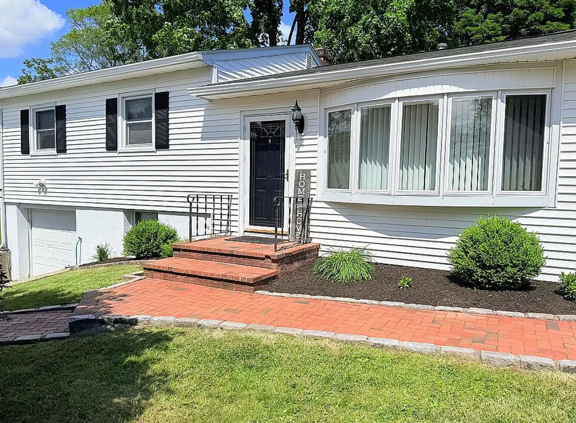3 Bedroom House For Sale By Owner in Shelton, CT 
