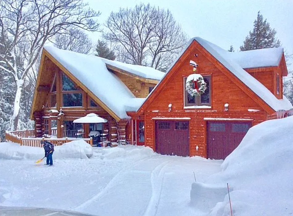 Rustic Log House For Sale By Owner in Francestown, NH