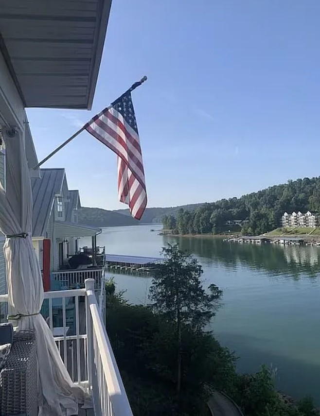 Lakefront Villa For Sale By Owner in La Follette, TN 