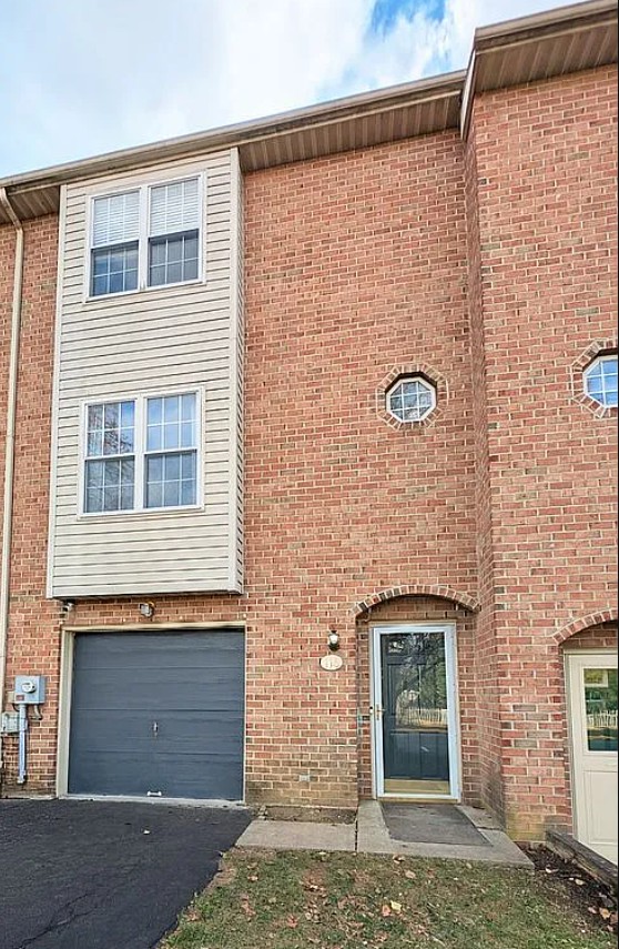 3 Story Townhouse For Sale By Owner in Alburtis, PA 