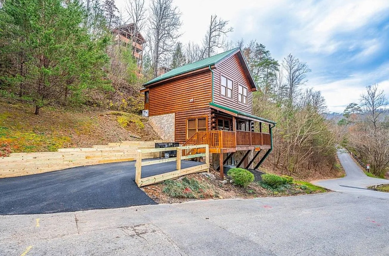 Log Cabin Vacation Rental FSBO in Pigeon Forge, TN 