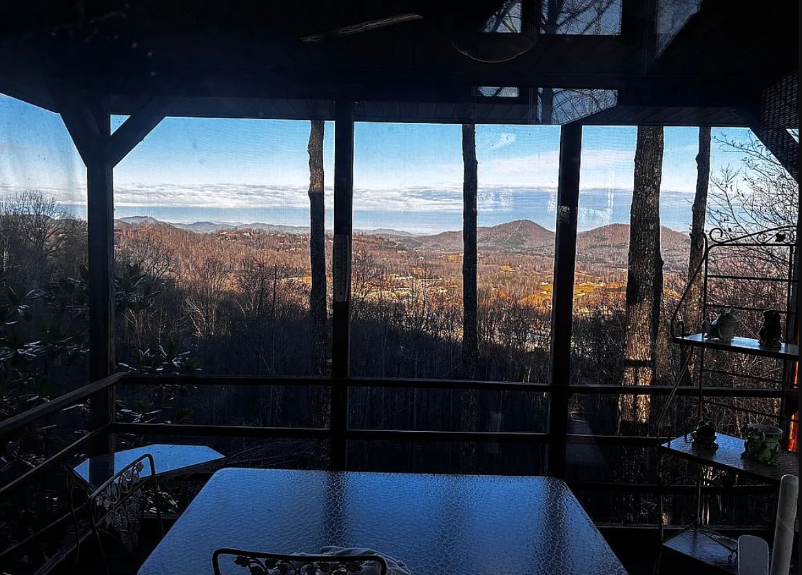 6 Bedroom House For Sale By Owner in Hiawassee, GA 