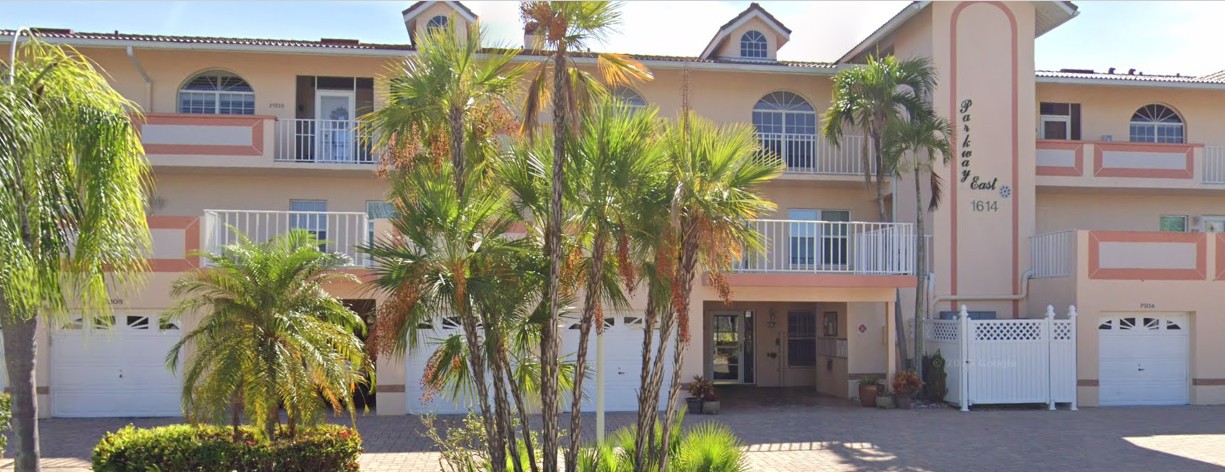 End Unit Townhouse on Beach Parkway FSBO in Cape Coral, FL 