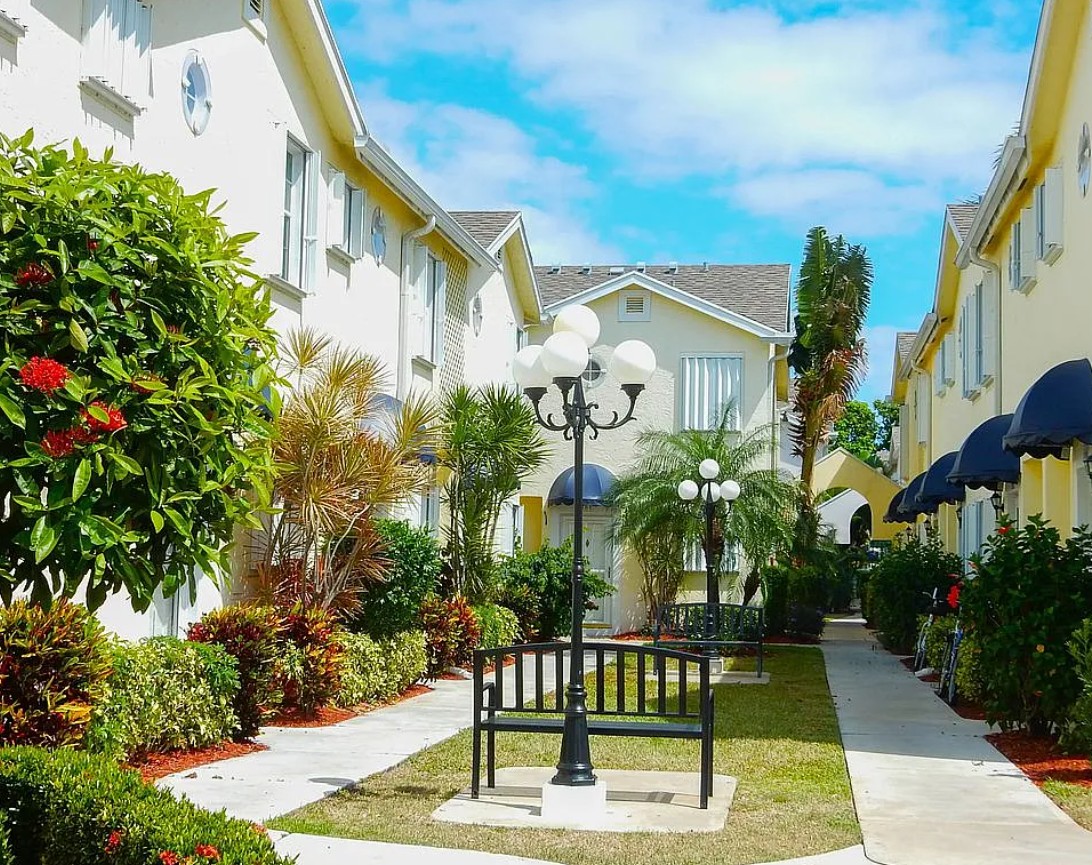 2 Bedroom Condo For Sale By Owner in Hypoluxo, FL 