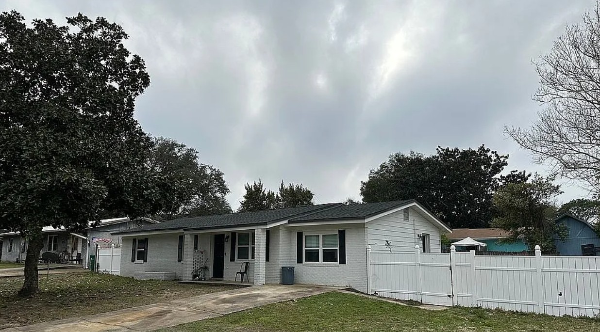 3 Bedroom House For Sale By Owner in Shalimar, FL 