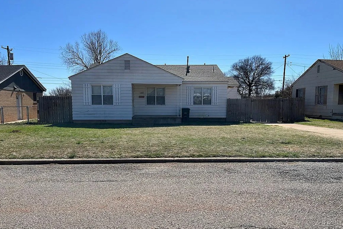 3 Bedroom House For Sale By Owner in Clinton, OK 