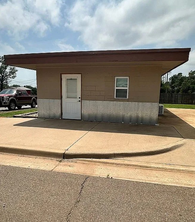 Cute Property For Sale By Owner in Leedey, OK 