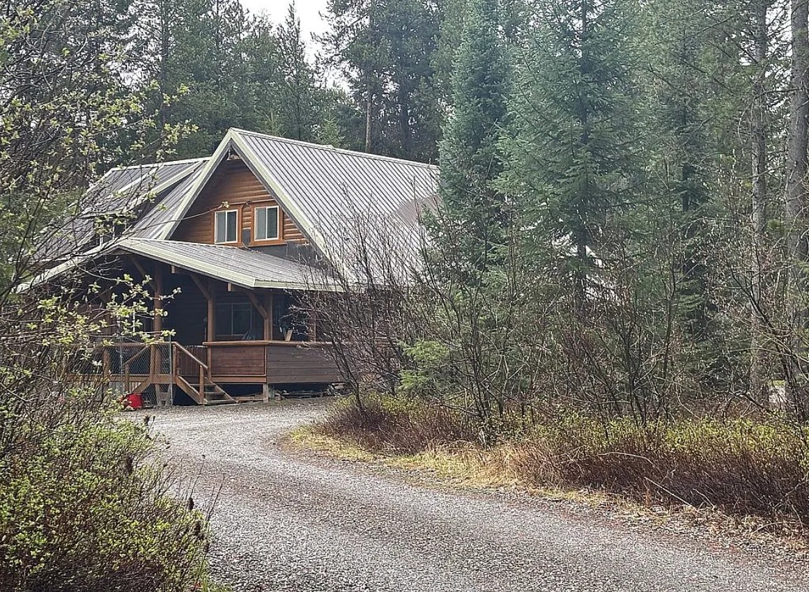 Log Mountain Retreat For Sale By Owner in Ashton, ID 