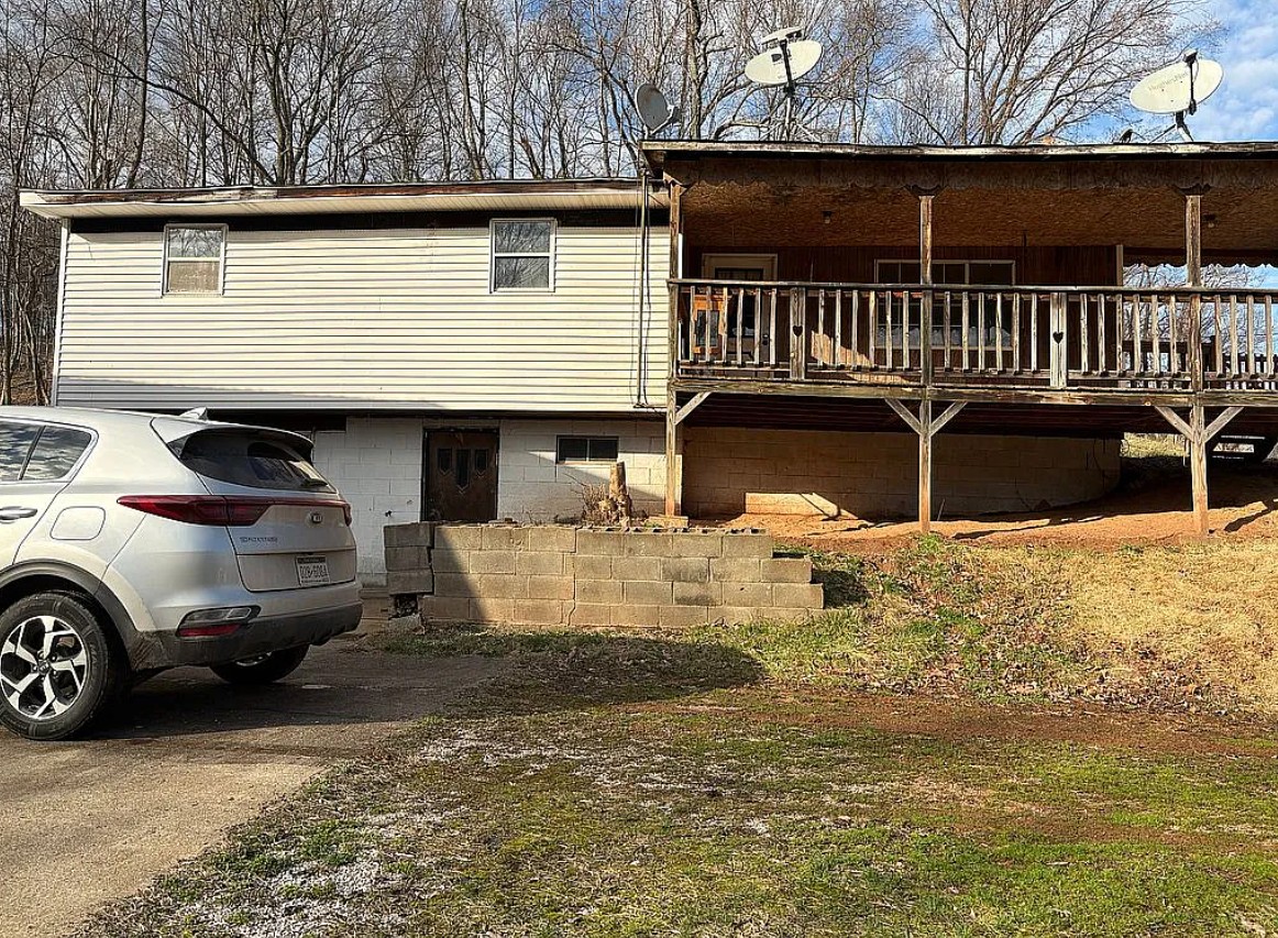 3 Bedroom House For Sale By Owner in Ravenswood, WV 
