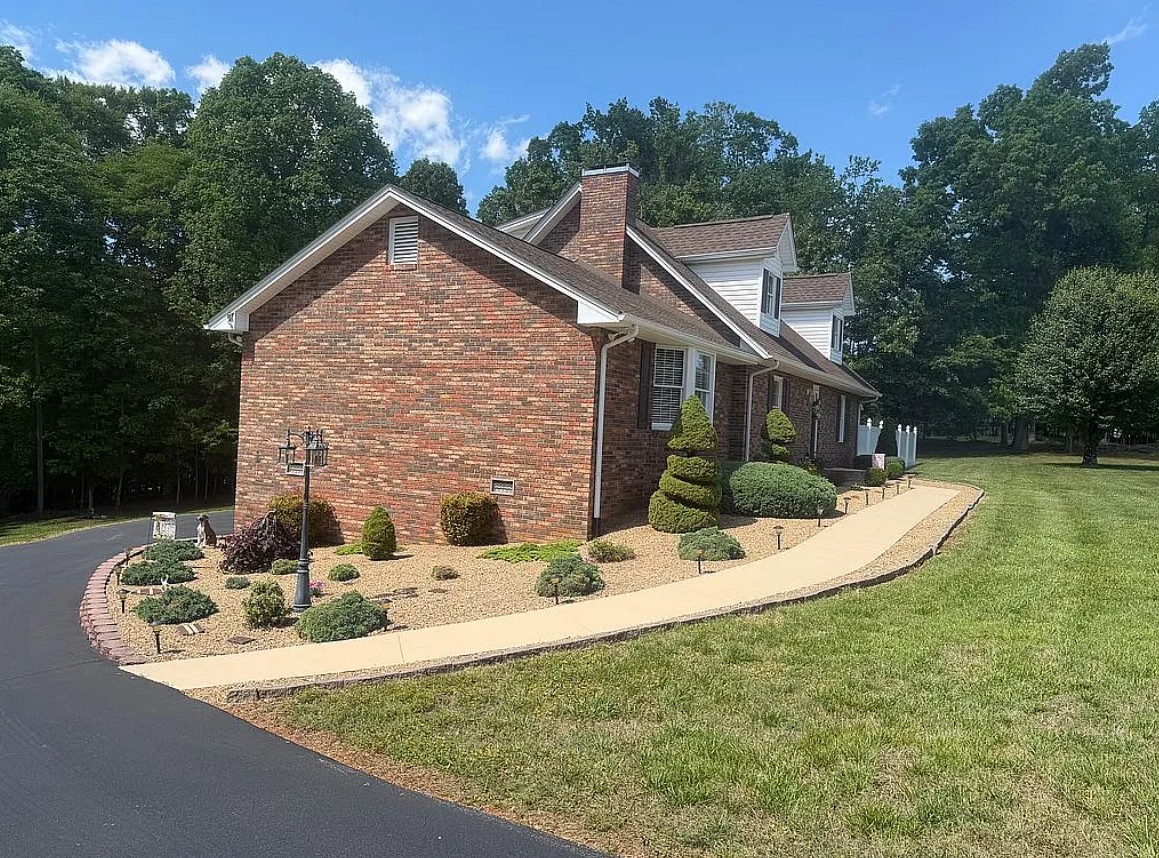 Brick Cape Cod Home For Sale By Owner in Piney Flats, TN 